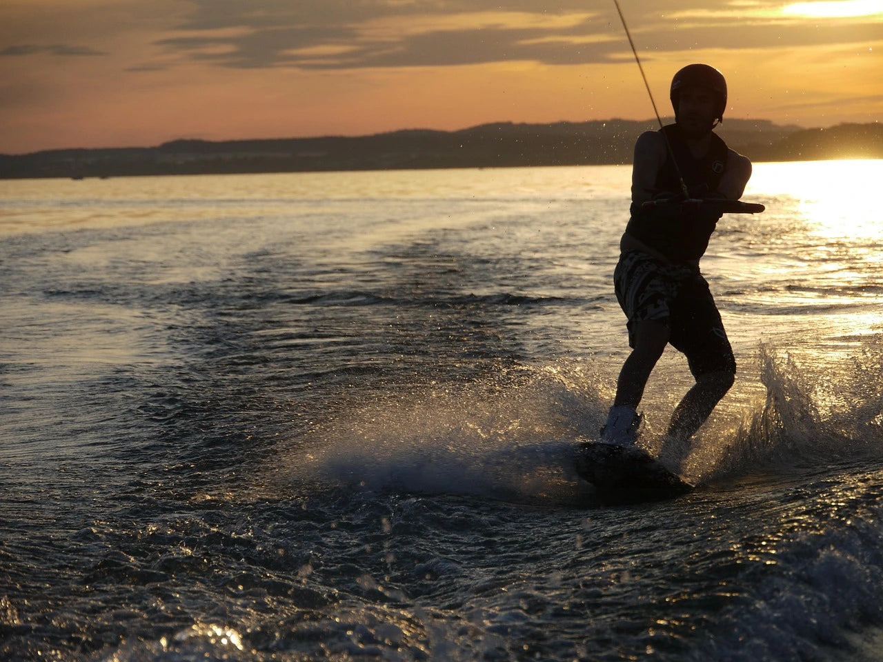 Wakeboarden am Zrce Beach und Novalja. Eine beliebte Attraktion in Kroatien 
