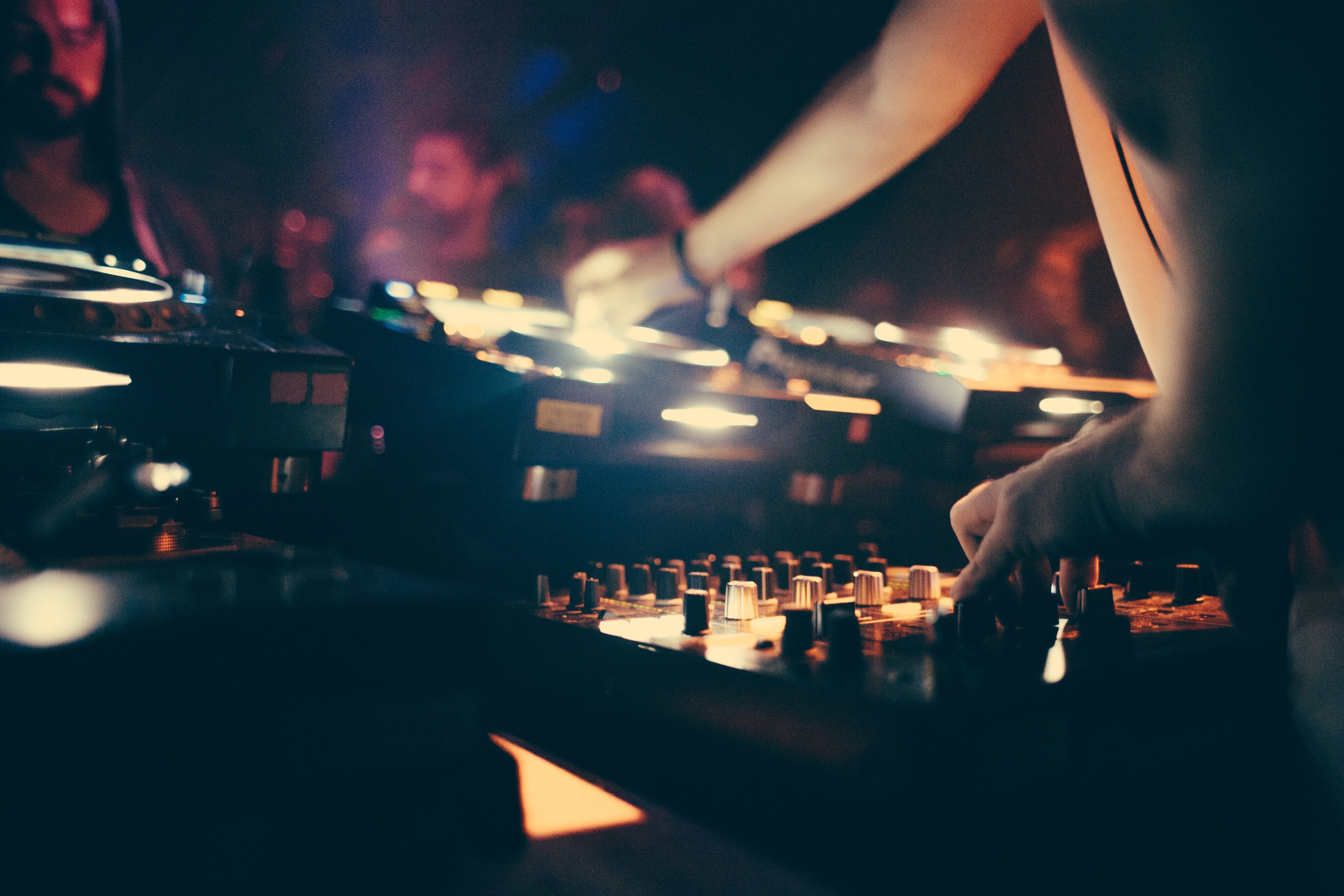 dj-mixer-hands-zrce